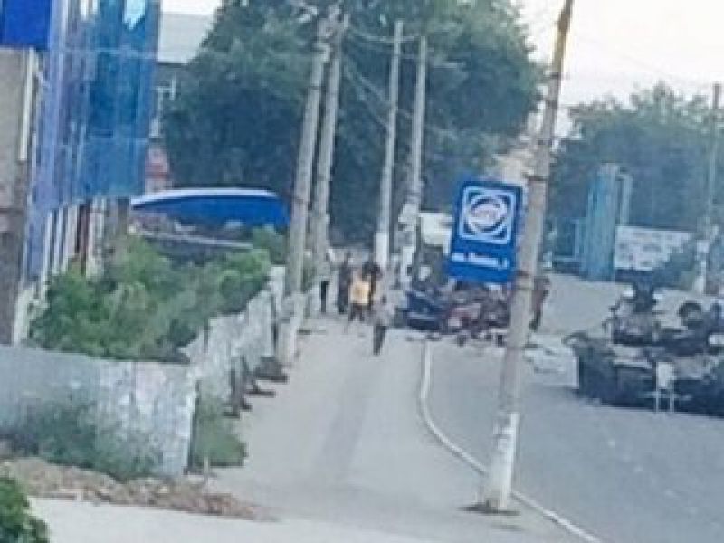 В Краснодоне «защитники» танком протаранили троллейбус. Есть пострадавшие