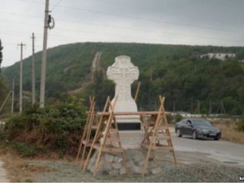 В Крыму установлен крест на границе с мусульманским кладбищем. ФОТО 