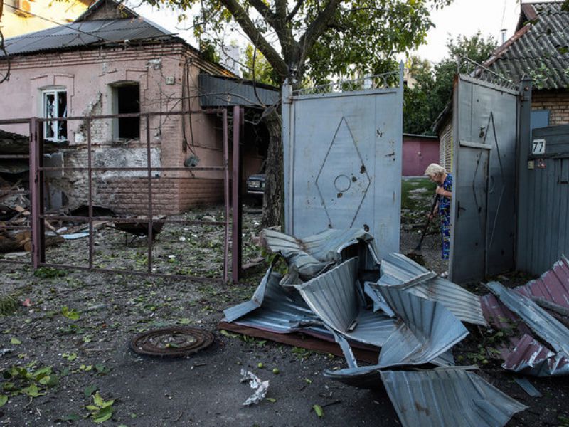 В центре Донецка обстреляли жилой микрорайон: есть разрушения