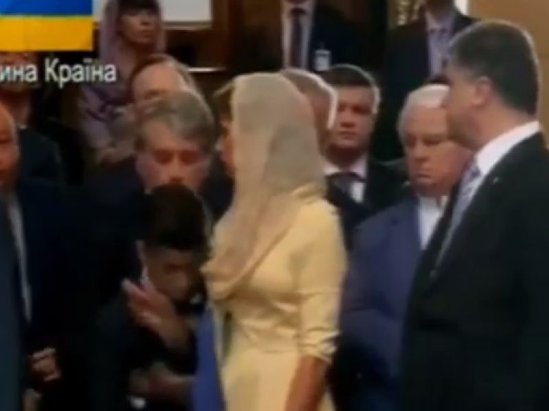 Сын Порошенко потерял сознание в Софийском соборе. ВИДЕО