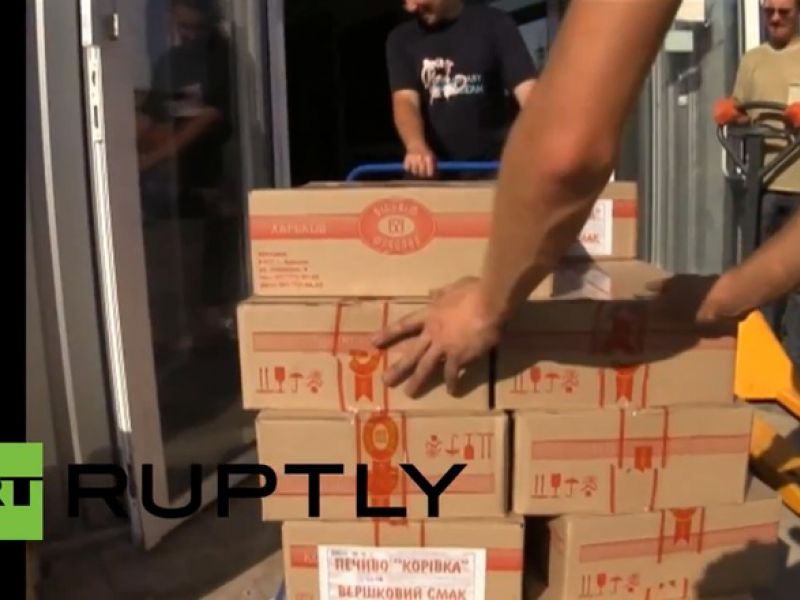 Жители Луганска получили российскую гуманитарку: харьковское печенье «Корівка». ВИДЕО