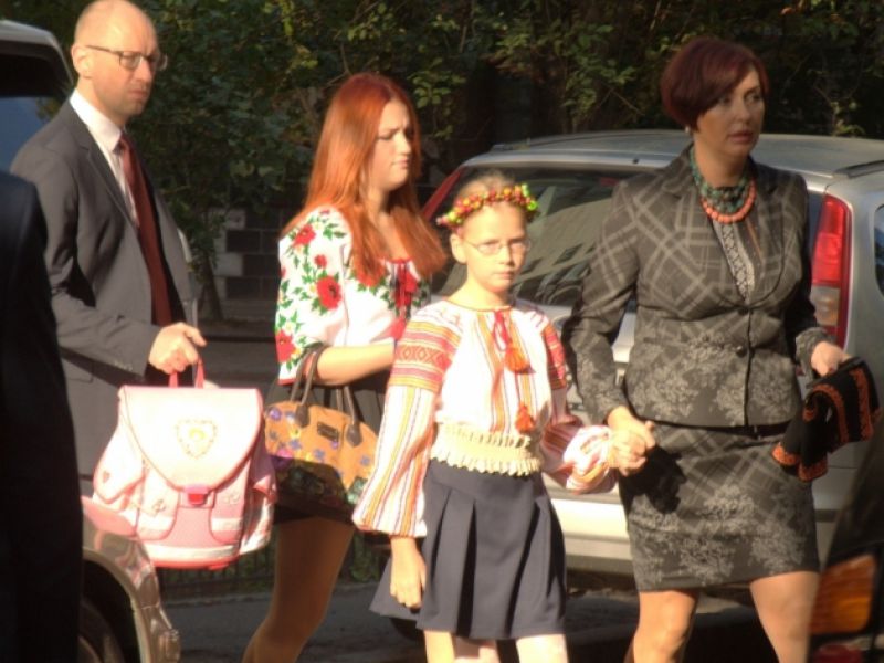 Яценюк и розовый рюкзак. Премьер отвел дочерей в школу. ФОТО