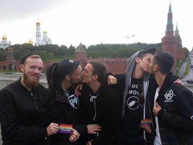 Немецкие панки устроили гей-провокацию на фоне Кремля. ФОТО