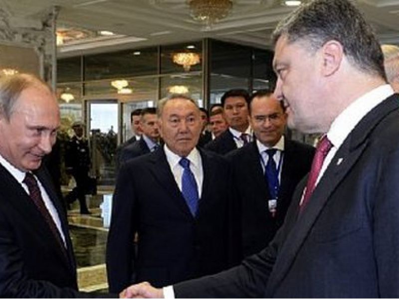 Президенты Украины и России уже традиционно на ночь глядя поговорили о Донбассе