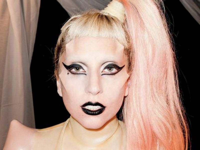 Lady Gaga пообещала не раздеваться на сцене в Дубаи