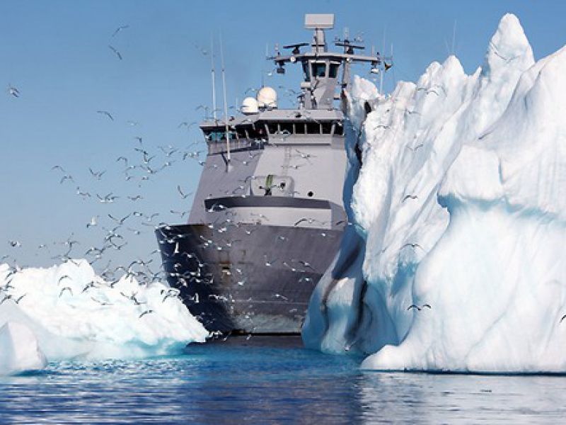 Боевые корабли Северного флота РФ доставили в Арктику «зеленых человечков»