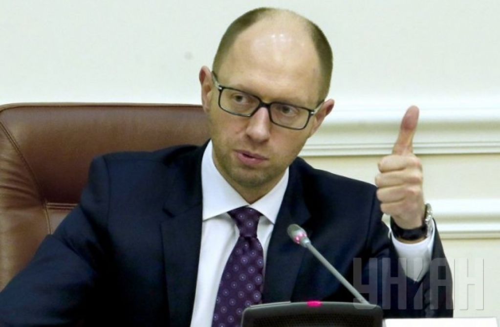 У Яценюка шесть машин и с десяток телохранителей