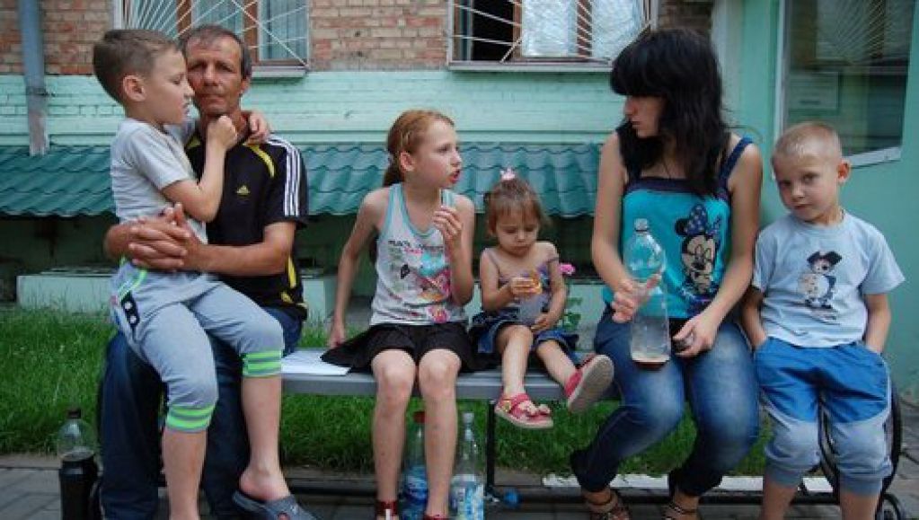 Банки пытаются нажиться на беженцах за счет скачков доллара 