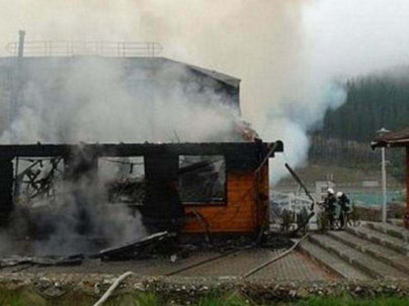 Сгорел отель Януковича. У пожарных не было воды. ВИДЕО