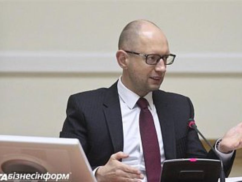Яценюк рассказал о массовом бегстве чиновников из Кабмина