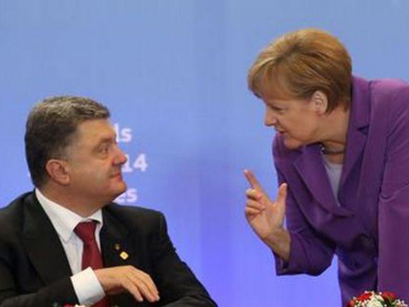 Стало известно, о чем целый час шептались Порошенко и Меркель