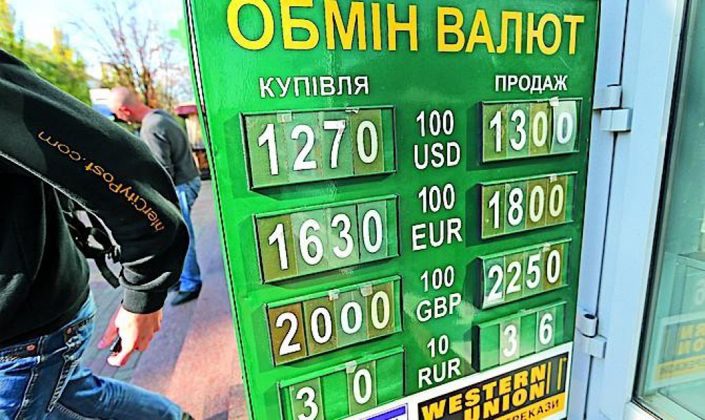 Украинцы сократили спрос на валюту, переведя больше половины покупок в тень  