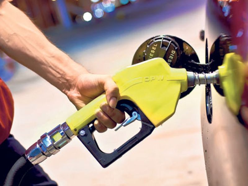 Эксперт рассказал, почему бензин на украинских АЗС не дешевеет вслед за нефтью