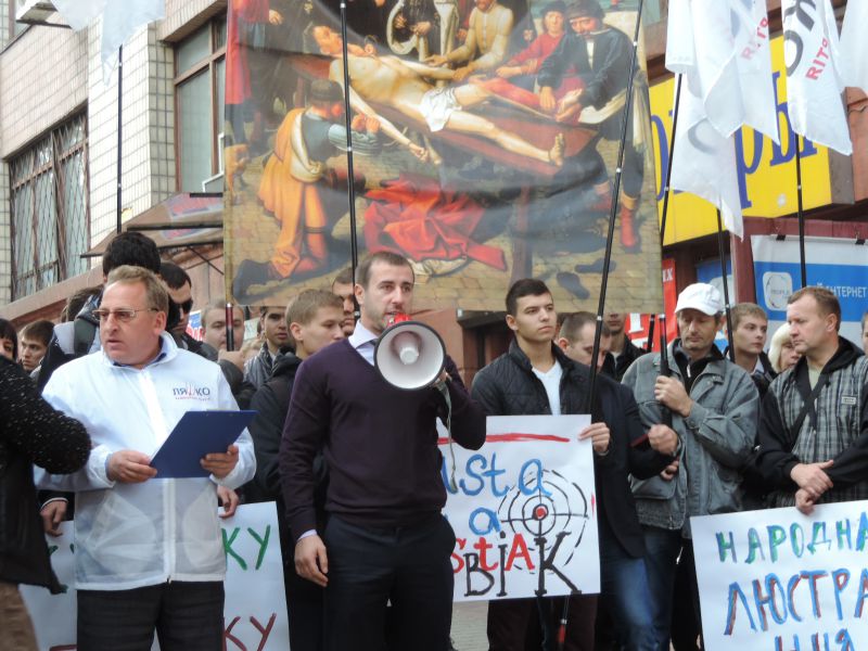 Радикальная партия провела предупреждающую люстрацию Бабушкинского суда Днепропетровска (ФОТО)