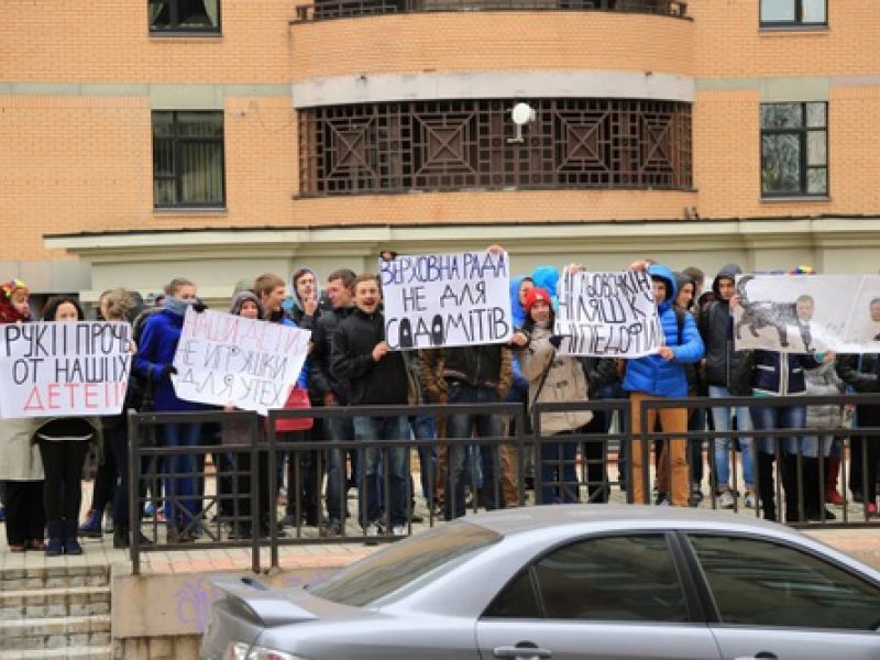 В Киеве прошли массовые митинги против педофилии и насилия над детьми