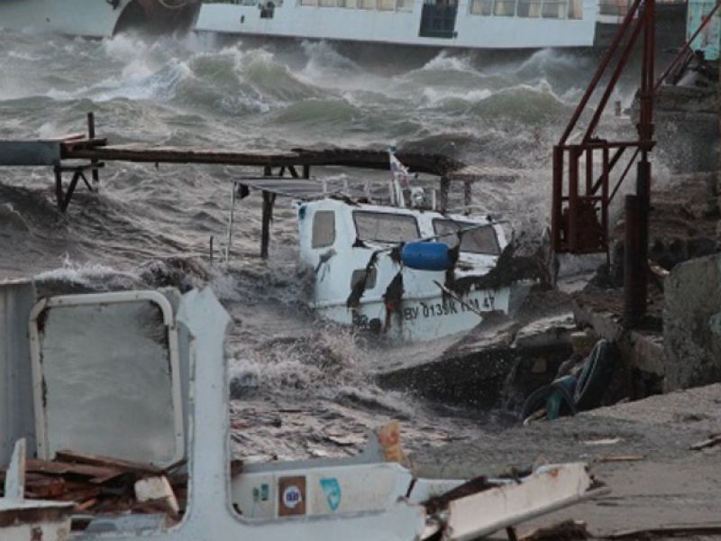 Два катера и яхта попали в «штормовую мясорубку» в Евпатории. ФОТО