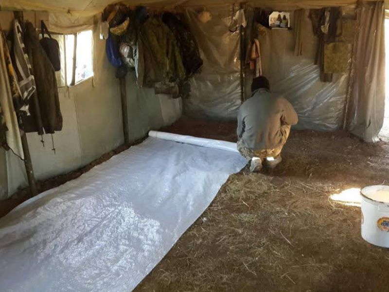 Военные в зоне АТО готовят свои палатки к зиме. ФОТО