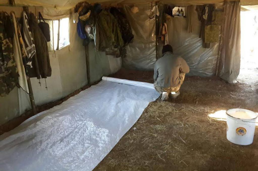 Военные в зоне АТО готовят свои палатки к зиме. ФОТО