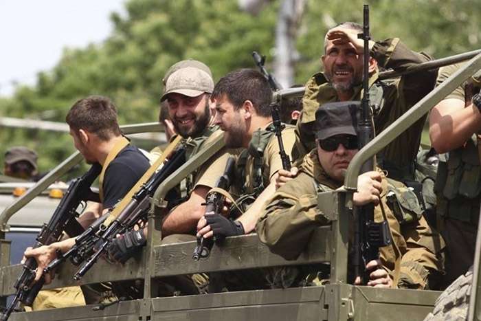 Очевидцы сняли на ВИДЕО большую колонну военной техники, въезжающую в Донецк