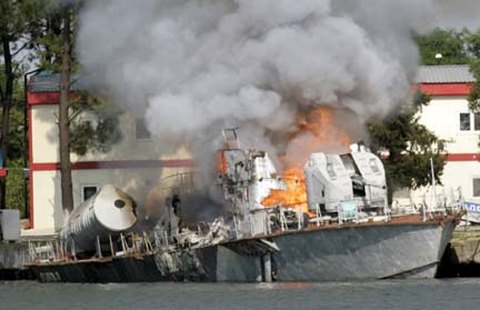В Севастополе горел военный корабль