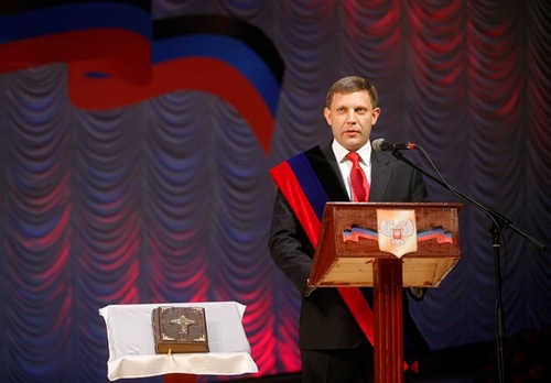 «Инаугурация» Захарченко: казачки, Библия и лента выпускника. ФОТО, ВИДЕО