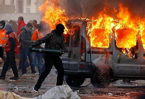 Протесты против экономии: на улицах столицы горят машины. ФОТО