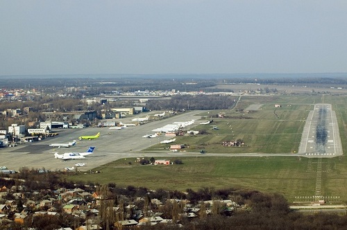 В таганрогский аэропорт прибывают самолеты с российскими войсками