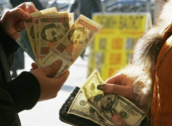 Экономист: Курс гривни может упасть до 20 за доллар