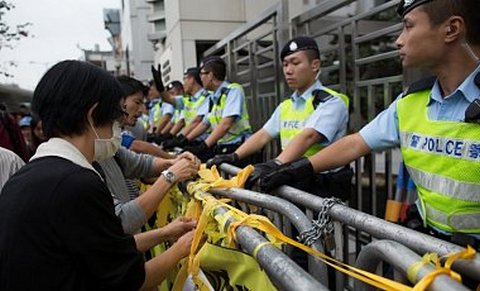 В Гонконге демонстранты захватили здание администрации города