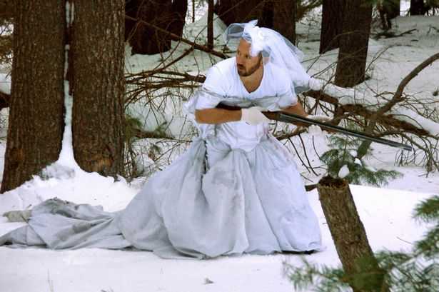 Мужчина с разбитым сердцем отыгрался на свадебном платье экс-супруги. ФОТО
