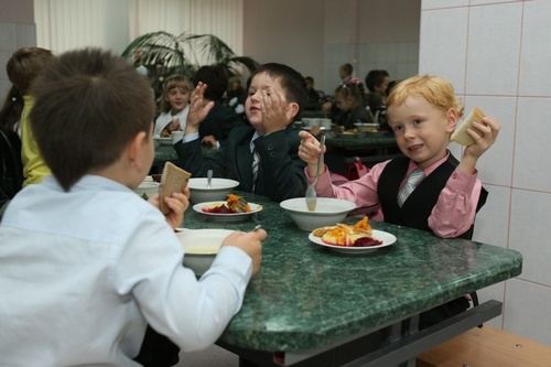 В киевских школах могут отменить бесплатное питание