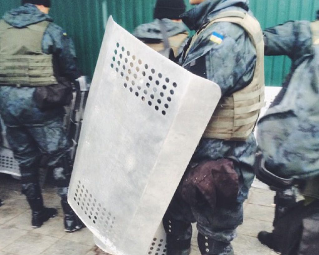 Под Верховной Радой людно: здание окружили активисты и силовики. ФОТО