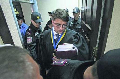 Судья, отправивший Тимошенко на зону, отсиживается в Крыму