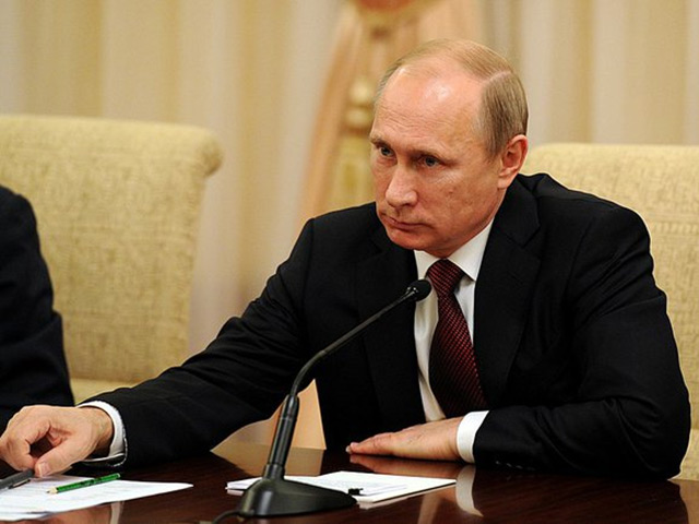 Путин на целый год заморозил зарплаты всем чиновникам
