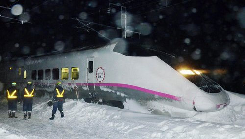 В Японии поезд с пассажирами завалило снегом. ФОТО
