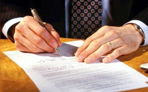 Адвокат: Средства на счетах экс-главы НБУ и его жены указаны в декларациях о доходах