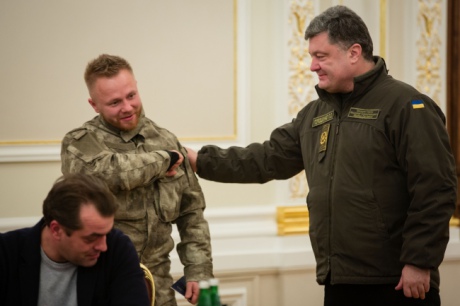 Порошенко подарил гражданство белорусскому неонацисту из «Азова»
