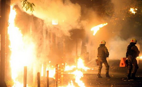 Греция опять в огне. Протестующие строят баррикады