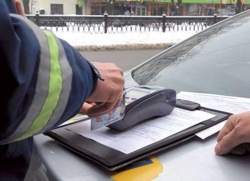 В Киеве водители смогут официально платить сразу гаишникам