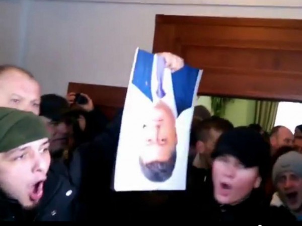 Арестован активист, который порвал портрет Порошенко
