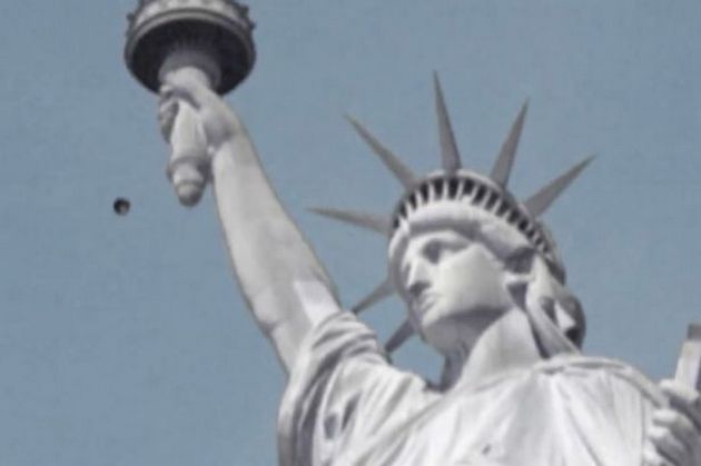Жители Нью-Йорка заметили НЛО над статуей Свободы. ВИДЕО