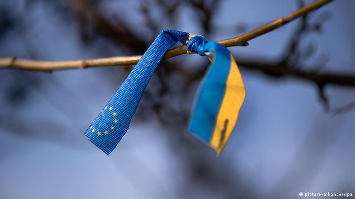 DW: Евросоюз должен выплачивать деньги напрямую населению Украины