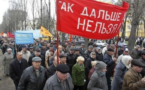 Арбузов: Людей от соцвзрыва сдерживает еще не растраченный кредит доверия к власти