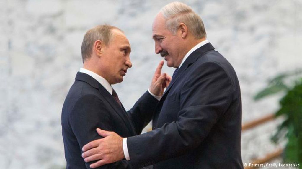 DW: Лукашенко не выпустит Москву из объятий