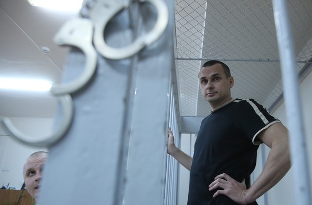Сенцову продлили арест до 11 апреля