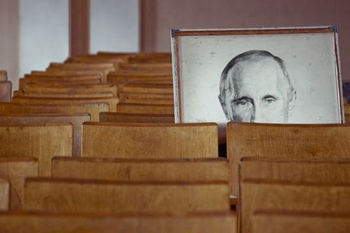 Школьник «подрисовал глазки» Путину — посягнул на святыню