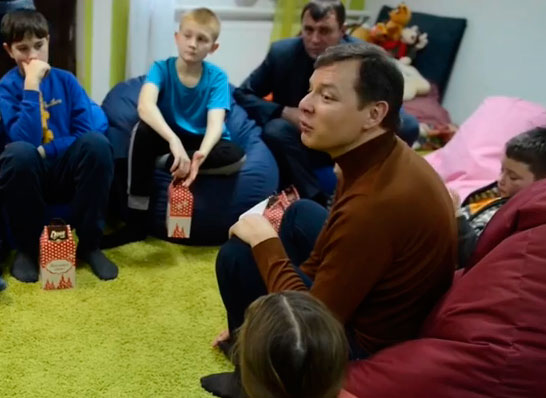 Ляшко поздравил украинцев с Новым Годом из детского дома для беженцев