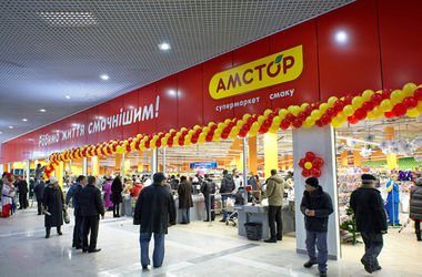 «Титушки» олигарха Новинского продолжают блокировать работу супермаркетов «Амстор»