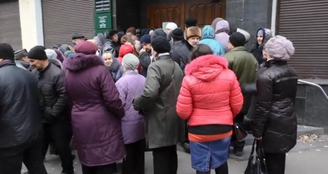 Жители Донецка вынуждены кушать просроченную кильку