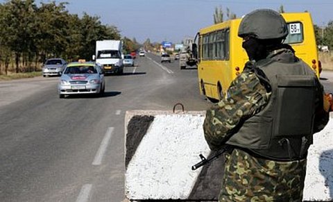 На блокпостах ЛНР вооруженные боевики «просят» денег у пассажиров автобусов